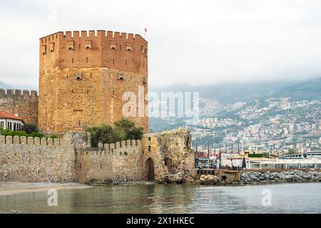 Der historische Rote Turm im Viertel Alanya von Antalya, einer der touristischen Regionen der Türkei. Türkischer Name Kizil Kule Stockfoto