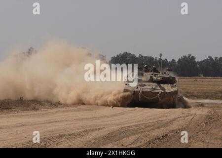 Ein israelischer Merkava-Panzer rollt entlang der Grenze zwischen Israel und dem Gazastreifen, als er aus dem Gazastreifen zurückkehrt, während die Kämpfe zwischen Israel und der militanten Gruppe Hamas am 16. April 2024 an der Grenze zu Gaza, Israel. Stockfoto