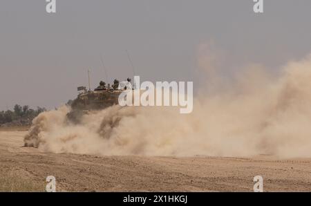 Ein israelischer Merkava-Panzer rollt entlang der Grenze zwischen Israel und dem Gazastreifen, als er aus dem Gazastreifen zurückkehrt, während die Kämpfe zwischen Israel und der militanten Gruppe Hamas am 16. April 2024 an der Grenze zu Gaza, Israel. Stockfoto