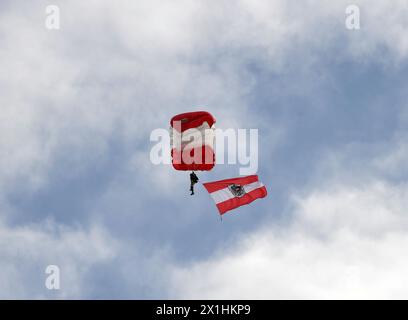 Vereidigung neuer Rekruten der Bundeswehr in Wien anlässlich des Osterreichischen Nationalfeiertags am 26. Oktober 2020. Im Bild: Fallschirmspringer der Österreichischen Armee - 20201026 PD1907 - Rechteinfo: Rights Managed (RM) Stockfoto