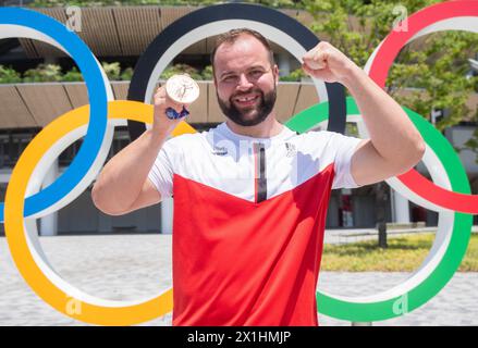 Lukas Weißhaidinger (AUT) am Sonntag, den 1. August 2021, mit der Bronzemedaille nach der offiziellen Preisverleihung für den Diskuswettbewerb der Olympischen Spiele in Tokio, Japan. - 20210801 PD6281 - Rechteinfo: Rights Managed (RM) Stockfoto