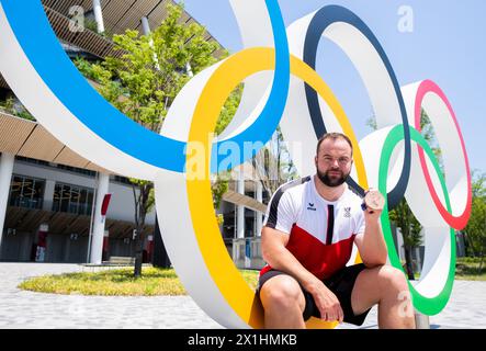 Lukas Weißhaidinger (AUT) am Sonntag, den 1. August 2021, mit der Bronzemedaille nach der offiziellen Preisverleihung für den Diskuswettbewerb der Olympischen Spiele in Tokio, Japan. - 20210801 PD6282 - Rechteinfo: Rights Managed (RM) Stockfoto