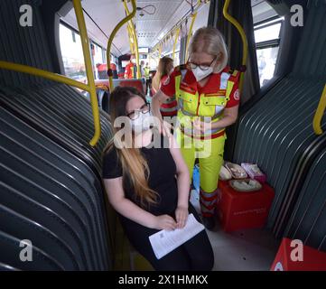 Pressekonferenz des Samariterbunds Wien anlässlich des Starts der Impfbusfahrt durch Wien am 4. August 2021 in Wien. - 20210804 PD12576 - Rechteinfo: Rechte verwaltet (RM) Stockfoto