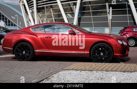 Minsk, Weißrussland, 17. April 2024 - der britische Luxuswagen Bentley Continental GT parkt in der Stadt Stockfoto