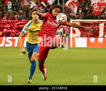 Play-off zur UEFA Champions League, 1. Legspiel zwischen dem FC Red Bull Salzburg und Brondby IF in der Red Bull Arena in Salzburg, Österreich am 17. August 2021. Bild: Karim David Adeyemi (FC Red Bull Salzburg/r), Andreas Bruus (Bröndby IF/l) - 20210817 PD5197 - Rechteinfo: Rights Managed (RM) Stockfoto