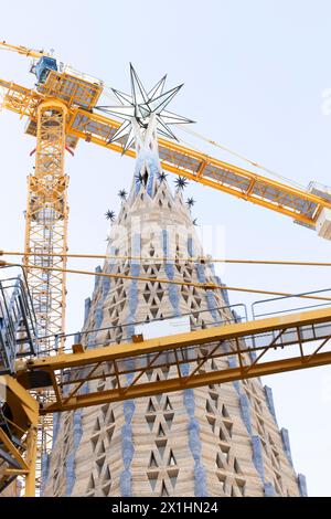 Sagrada Familia befindet sich noch im Bau. Der hier ausgestellte Turm ist einer der letzten, der gebaut wurde. Stockfoto