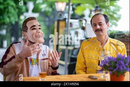 Der Musiker Kurt Razelli (L) und Austrofred am 4. Mai 2022 während eines Interviews mit der Österreichischen Presseagentur in Wien. - 20220504 PD19332 - Rechteinfo: Rechte verwaltet (RM) Stockfoto