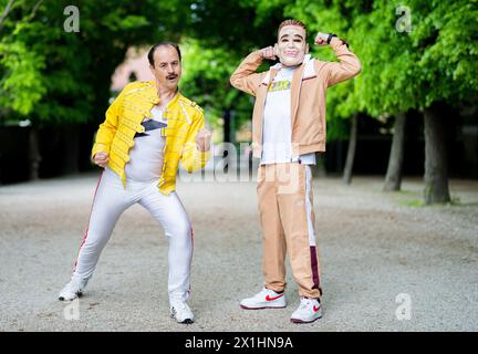 Der Musiker Kurt Razelli (L) und Austrofred am 4. Mai 2022 während eines Interviews mit der Österreichischen Presseagentur in Wien. - 20220504 PD19338 - Rechteinfo: Rechte verwaltet (RM) Stockfoto