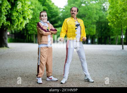 Der Musiker Kurt Razelli (L) und Austrofred am 4. Mai 2022 während eines Interviews mit der Österreichischen Presseagentur in Wien. - 20220504 PD19333 - Rechteinfo: Rechte verwaltet (RM) Stockfoto