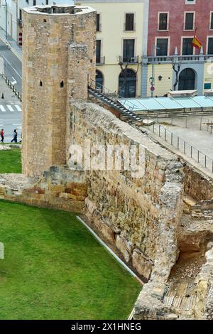 Tarragona, Spanien - 17. April 2024: Bild einer alten Steinmauer und eines Turms in Tarragona, die historische Architektur mit modernen Gebäuden und zeigt Stockfoto