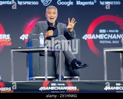 Der amerikanische Schauspieler und Menschenrechtsaktivist George Clooney reagiert auf der Bühne während des 4GAMECHANGERS Digital Festivals am 30. Juni 2022 in Wien. - 20220630 PD9026 - Rechteinfo: Rechte verwaltet (RM) Stockfoto