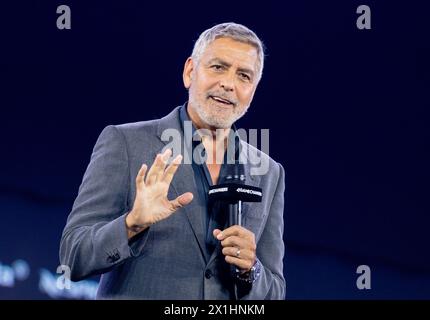 Der amerikanische Schauspieler und Menschenrechtsaktivist George Clooney reagiert auf der Bühne während des 4GAMECHANGERS Digital Festivals am 30. Juni 2022 in Wien. - 20220630 PD8990 - Rechteinfo: Rights Managed (RM) Stockfoto