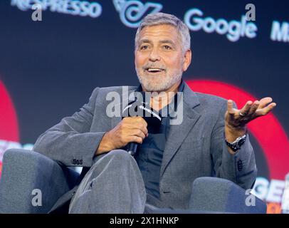 Der amerikanische Schauspieler und Menschenrechtsaktivist George Clooney reagiert auf der Bühne während des 4GAMECHANGERS Digital Festivals am 30. Juni 2022 in Wien. - 20220630 PD9038 - Rechteinfo: Rechte verwaltet (RM) Stockfoto