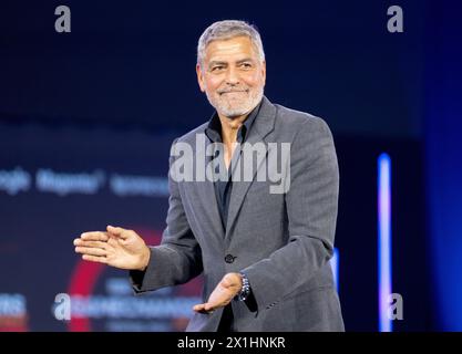 Der amerikanische Schauspieler und Menschenrechtsaktivist George Clooney reagiert auf der Bühne während des 4GAMECHANGERS Digital Festivals am 30. Juni 2022 in Wien. - 20220630 PD9041 - Rechteinfo: Rechte verwaltet (RM) Stockfoto
