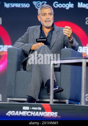 Der amerikanische Schauspieler und Menschenrechtsaktivist George Clooney reagiert auf der Bühne während des 4GAMECHANGERS Digital Festivals am 30. Juni 2022 in Wien. - 20220630 PD9033 - Rechteinfo: Rechte verwaltet (RM) Stockfoto