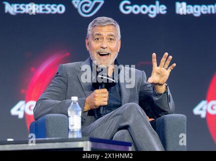 Der amerikanische Schauspieler und Menschenrechtsaktivist George Clooney reagiert auf der Bühne während des 4GAMECHANGERS Digital Festivals am 30. Juni 2022 in Wien. - 20220630 PD9019 - Rechteinfo: Rechte verwaltet (RM) Stockfoto