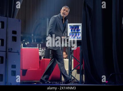 Der amerikanische Schauspieler und Menschenrechtsaktivist George Clooney reagiert auf der Bühne während des 4GAMECHANGERS Digital Festivals am 30. Juni 2022 in Wien. - 20220630 PD9048 - Rechteinfo: Rechte verwaltet (RM) Stockfoto