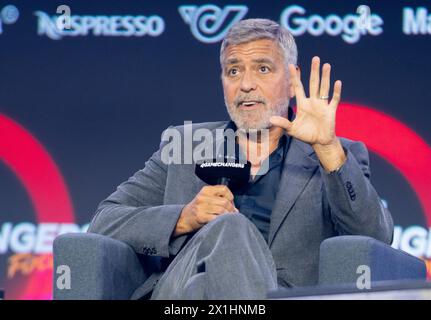 Der amerikanische Schauspieler und Menschenrechtsaktivist George Clooney reagiert auf der Bühne während des 4GAMECHANGERS Digital Festivals am 30. Juni 2022 in Wien. - 20220630 PD9030 - Rechteinfo: Rights Managed (RM) Stockfoto