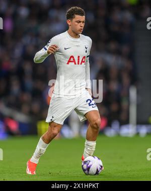 London, Großbritannien. April 2024 - Tottenham Hotspur gegen Nottingham Forest - Premier League - Tottenham Hotspur Stadium. Brennan Johnson in Aktion. Bildnachweis: Mark Pain / Alamy Live News Stockfoto