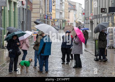 Altstadt Stralsund bei einer Stadtfuehrung im Regen spazieren Besucher durch die Ossenreyerstrasse in Stralsund. Stralsund Mecklenburg-Vorpommern Deutschland *** Altstadt Stralsund bei einer Stadtbesichtigung im Regen schlendern Besucher durch die Ossenreyerstraße in Stralsund Stralsund Mecklenburg-Vorpommern Stockfoto