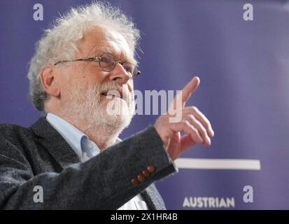 Der österreichische Physiker Anton Zeilinger nimmt am 4. Oktober 2022 an einer Pressekonferenz in Wien Teil, nachdem er 2022 den Nobelpreis für Physik erhielt. Die Königlich-Schwedische Akademie der Wissenschaften hat am 4. Oktober 2022 beschlossen, den Nobelpreis für Physik 2022 an Anton Zeilinger und zwei andere Quantenmechaniker zu vergeben. - 20221004 PD4573 - Rechteinfo: Rights Managed (RM) Stockfoto