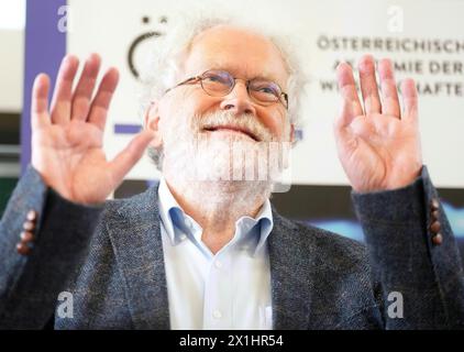 Der österreichische Physiker Anton Zeilinger nimmt am 4. Oktober 2022 an einer Pressekonferenz in Wien Teil, nachdem er 2022 den Nobelpreis für Physik erhielt. Die Königlich-Schwedische Akademie der Wissenschaften hat am 4. Oktober 2022 beschlossen, den Nobelpreis für Physik 2022 an Anton Zeilinger und zwei andere Quantenmechaniker zu vergeben. - 20221004 PD4877 - Rechteinfo: Rechte verwaltet (RM) Stockfoto