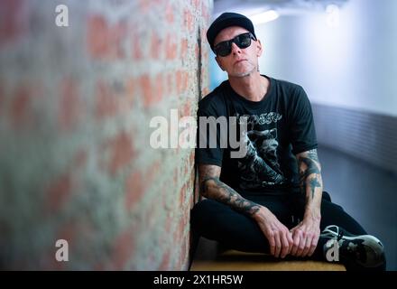 Sänger Adam ' Nergal ' Darski von der Band Behemoth im Interview mit der Austria Presse Agentur in Wien, Österreich, am 18. Oktober 2022. - 20221018 PD16666 - Rechteinfo: Rechte verwaltet (RM) Stockfoto