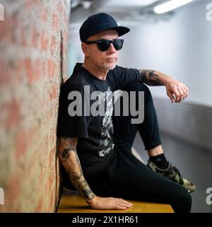 Sänger Adam ' Nergal ' Darski von der Band Behemoth im Interview mit der Austria Presse Agentur in Wien, Österreich, am 18. Oktober 2022. - 20221018 PD16664 - Rechteinfo: Rechte verwaltet (RM) Stockfoto