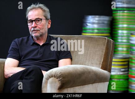 Österreichischer Filmregisseur Ulrich Seidl im Interview mit der Austria Presse Agentur in Wien am 18. Oktober 2022. - 20221018 PD21769 - Rechteinfo: Rechte verwaltet (RM) Stockfoto