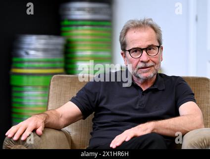 Österreichischer Filmregisseur Ulrich Seidl im Interview mit der Austria Presse Agentur in Wien am 18. Oktober 2022. - 20221018 PD21780 - Rechteinfo: Rechte verwaltet (RM) Stockfoto