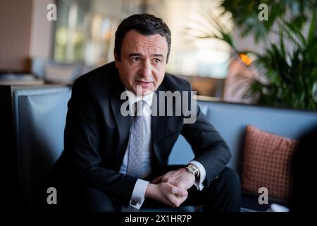 Albin Kurti, kosovarischer albanischer Politiker und Aktivist, der als Ministerpräsident des Kosovo fungiert, während eines Interviews mit der Austria Presse Agentur in Wien am 14. November 2022. - 20221114 PD11278 - Rechteinfo: Rights Managed (RM) Stockfoto