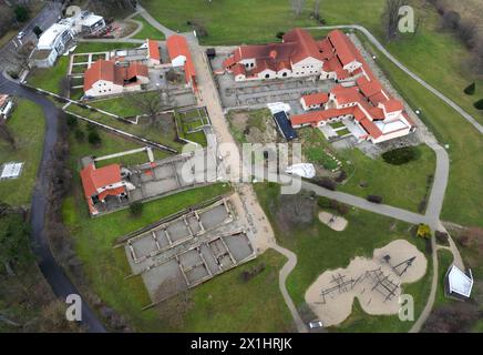 Luftaufnahme von Carnuntum in Petronell-Carnuntum, Österreich, aufgenommen am 15. Januar 2023. Carnuntum ist eine römische Legionärsfestung und Hauptquartier der pannonischen Flotte aus dem Jahr 50 n. Chr. Seine beeindruckenden Überreste befinden sich an der Donau in Niederösterreich auf halbem Weg zwischen Wien und Bratislava im archäologischen Park Carnuntum, der sich über eine Fläche von 10 km2 in der Nähe der heutigen Dörfer Petronell-Carnuntum und Bad Deutsch-Altenburg erstreckt. - 20230115 PD14689 - Rechteinfo: Rechte verwaltet (RM) Stockfoto