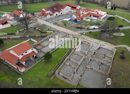 Luftaufnahme von Carnuntum in Petronell-Carnuntum, Österreich, aufgenommen am 15. Januar 2023. Carnuntum ist eine römische Legionärsfestung und Hauptquartier der pannonischen Flotte aus dem Jahr 50 n. Chr. Seine beeindruckenden Überreste befinden sich an der Donau in Niederösterreich auf halbem Weg zwischen Wien und Bratislava im archäologischen Park Carnuntum, der sich über eine Fläche von 10 km2 in der Nähe der heutigen Dörfer Petronell-Carnuntum und Bad Deutsch-Altenburg erstreckt. - 20230115 PD14674 - Rechteinfo: Rechte verwaltet (RM) Stockfoto