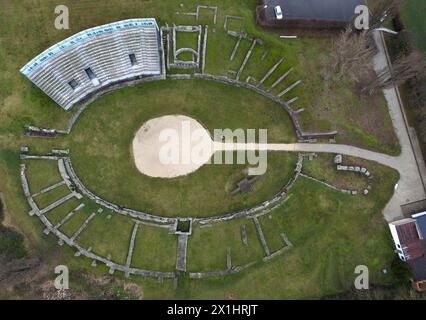 Luftaufnahme von Carnuntum in Petronell-Carnuntum, Österreich, aufgenommen am 15. Januar 2023. Carnuntum ist eine römische Legionärsfestung und Hauptquartier der pannonischen Flotte aus dem Jahr 50 n. Chr. Seine beeindruckenden Überreste befinden sich an der Donau in Niederösterreich auf halbem Weg zwischen Wien und Bratislava im archäologischen Park Carnuntum, der sich über eine Fläche von 10 km2 in der Nähe der heutigen Dörfer Petronell-Carnuntum und Bad Deutsch-Altenburg erstreckt. - 20230115 PD14690 - Rechteinfo: Rechte verwaltet (RM) Stockfoto