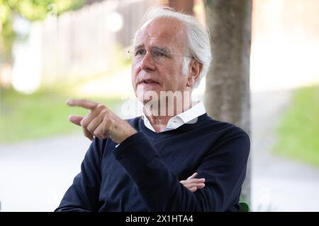 Harald Franz Schmidt im Interview mit der Austria Presse Agentur in Wien am 22. Mai 2023. Schmidt ist ein deutscher Schauspieler, Komiker, Fernsehmoderator und Schriftsteller, der vor allem als Moderator zweier deutscher Late-Night-Shows bekannt ist. - 20230522 PD12999 - Rechteinfo: Rechte verwaltet (RM) Stockfoto