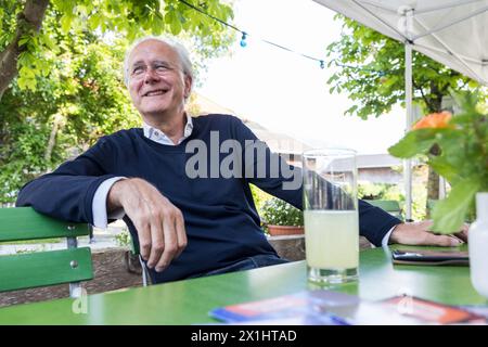 Harald Franz Schmidt im Interview mit der Austria Presse Agentur in Wien am 22. Mai 2023. Schmidt ist ein deutscher Schauspieler, Komiker, Fernsehmoderator und Schriftsteller, der vor allem als Moderator zweier deutscher Late-Night-Shows bekannt ist. - 20230522 PD13001 - Rechteinfo: Rechte verwaltet (RM) Stockfoto