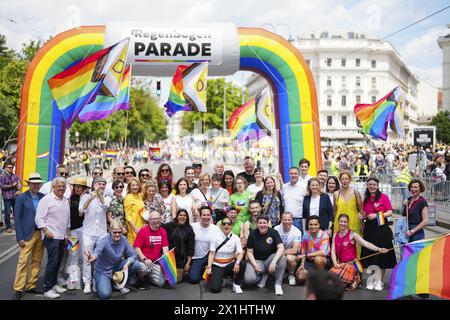 Politiker der SPOe und Grünen tragen am 17. Juni 2023 in der Wiener Ringstraße ein Banner mit der Regenbogenparade. - 20230617 PD3685 - Rechteinfo: Rechte verwaltet (RM) Stockfoto