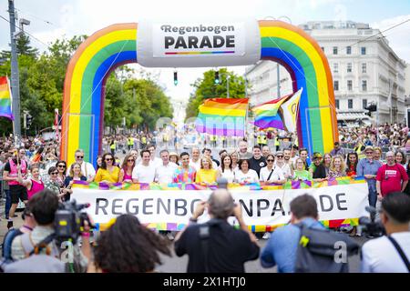 Politiker der SPOe und Grünen tragen am 17. Juni 2023 in der Wiener Ringstraße ein Banner mit der Regenbogenparade. - 20230617 PD3775 - Rechteinfo: Rechte verwaltet (RM) Stockfoto