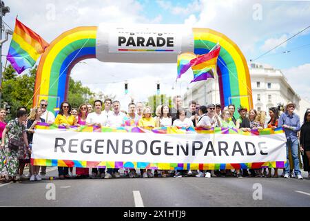 Politiker der SPOe und Grünen tragen am 17. Juni 2023 in der Wiener Ringstraße ein Banner mit der Regenbogenparade. - 20230617 PD3903 - Rechteinfo: Rechte verwaltet (RM) Stockfoto