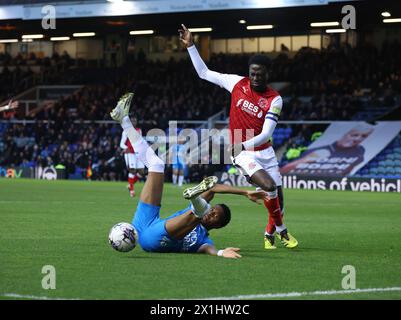 Peterborough, Großbritannien. April 2024. Malik Mothersille (PU) Brendan Wiredu (FT) beim Spiel Peterborough United gegen Fleetwood Town EFL League One im Weston Homes Stadium, Peterborough, Cambridgeshire, am 16. April 2024. Quelle: Paul Marriott/Alamy Live News Stockfoto