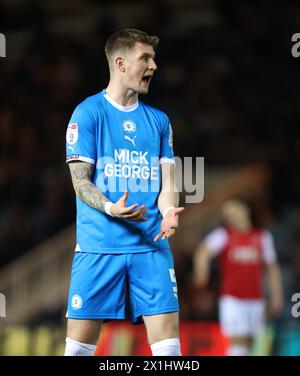 Peterborough, Großbritannien. April 2024. Josh Knight (PU) beim Spiel Peterborough United gegen Fleetwood Town EFL League One im Weston Homes Stadium, Peterborough, Cambridgeshire, am 16. April 2024. Quelle: Paul Marriott/Alamy Live News Stockfoto