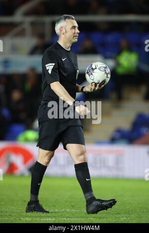 Peterborough, Großbritannien. April 2024. Schiedsrichter Seb Stockbridge beim Spiel Peterborough United gegen Fleetwood Town EFL League One im Weston Homes Stadium, Peterborough, Cambridgeshire, am 16. April 2024. Quelle: Paul Marriott/Alamy Live News Stockfoto