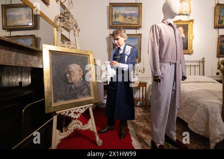 Sotheby's Staff trägt ein Porträt des ehemaligen britischen Premierministers Winston Churchill, gemalt von Graham Sutherland im Jahr 1954, Blenheim Palace, Großbritannien Stockfoto