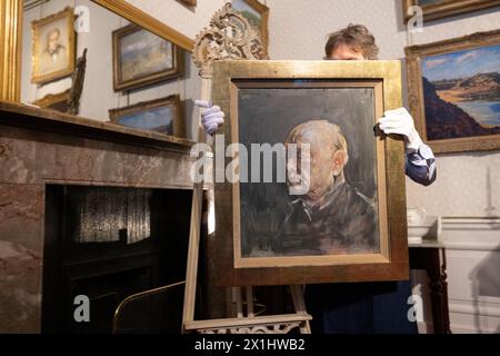 Sotheby's Staff trägt ein Porträt des ehemaligen britischen Premierministers Winston Churchill, gemalt von Graham Sutherland im Jahr 1954, Blenheim Palace, Großbritannien Stockfoto