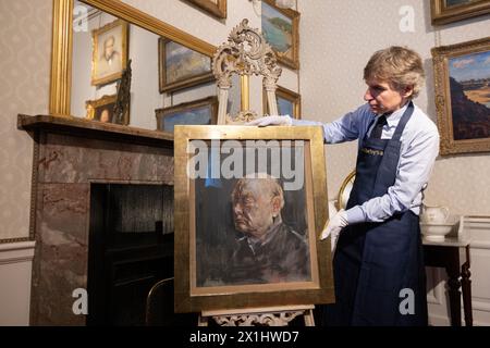 Sotheby's Staff trägt ein Porträt des ehemaligen britischen Premierministers Winston Churchill, gemalt von Graham Sutherland im Jahr 1954, Blenheim Palace, Großbritannien Stockfoto