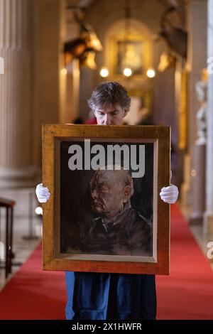 Sotheby's Staff trägt ein Porträt des ehemaligen britischen Premierministers Winston Churchill, gemalt von Graham Sutherland im Jahr 1954, Blenheim Palace, Großbritannien Stockfoto