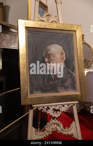 Sotheby's Staff trägt ein Porträt des ehemaligen britischen Premierministers Winston Churchill, gemalt von Graham Sutherland im Jahr 1954, Blenheim Palace, Großbritannien Stockfoto