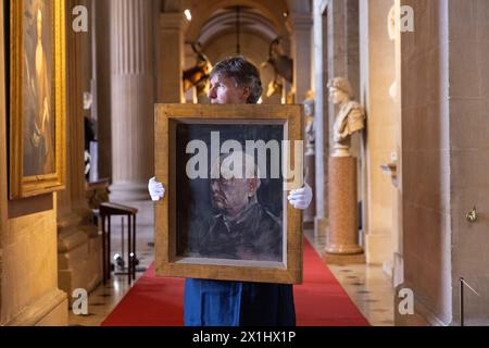 Sotheby's Staff trägt ein Porträt des ehemaligen britischen Premierministers Winston Churchill, gemalt von Graham Sutherland im Jahr 1954, Blenheim Palace, Großbritannien Stockfoto