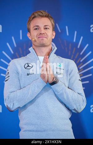 Der deutsche Formel-1-Weltmeister Nico Rosberg gibt auf einer Pressekonferenz bekannt, dass er seine F1-Karriere während der FIA-Preisverleihung am 2. Dezember 2016 in der Wiener Hofburg beenden werde. - 20161202 PD3448 - Rechteinfo: Rechte verwaltet (RM) Stockfoto