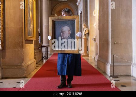 Sotheby's Staff trägt ein Porträt des ehemaligen britischen Premierministers Winston Churchill, gemalt von Graham Sutherland im Jahr 1954, Blenheim Palace, Großbritannien Stockfoto